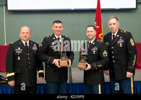 Der Adjutant General für South Carolina, Maj.gen.Robert e. livingston jr., und der Befehl Sgt. maj. Robert brickley melden Sie die Gewinner für ein Bild, spc. Robert Parrish, die Kavallerie Scout mit 1St Bataillon, 118 Infanterie Regiment, und die Mitarbeiter der Sgt. jesse mullinax, 218 Regional Training Institut. Stockfoto