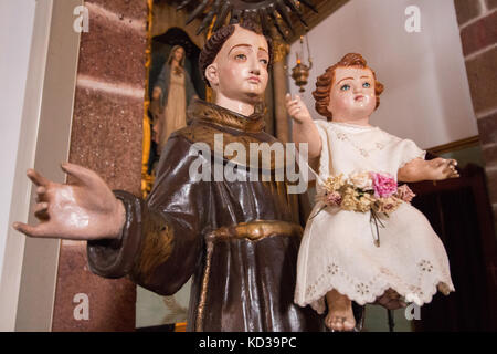 Nahaufnahme Blick auf zwei religiöse Figuren auf eine Kirche. Stockfoto