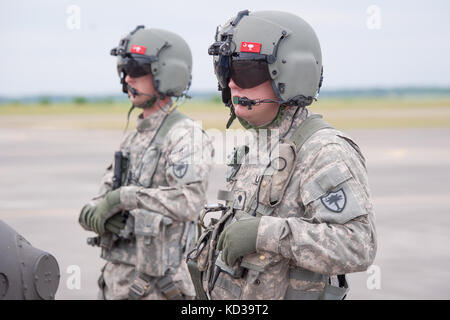 Spc. Nicholas Hicks, ein UH-60 Black Hawk Crew Chief, Firma a, 1-111 th General Aviation support Bataillons, s.c. Army National Guard zugeordnet, überwacht seine zugewiesene Flugzeuge mit einem Auge während des Start-up-Verfahren auf mcentire joint National Guard, der eastover, s.c. , 13. Mai 2015. (U.s. Army National Guard Foto von Sgt. Brian Calhoun/freigegeben). Stockfoto