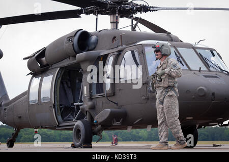 Spc. Nicholas Hicks, ein UH-60 Black Hawk Crew Chief, Firma a, 1-111 th General Aviation support Bataillons, s.c. Army National Guard zugeordnet, Monitore eine benachbarte Flugzeuge mit einem Auge während des Start-up-Verfahren auf mcentire joint National Guard, der eastover, s.c. , 13. Mai 2015. (U.s. Army National Guard Foto von Sgt. Brian Calhoun/freigegeben) Stockfoto