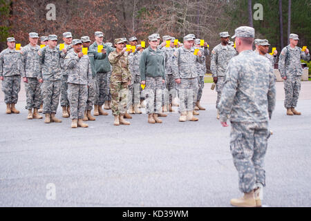 Soldaten rezitieren das Credo der Unteroffizier in der Ausbildung während der Teilnahme an der Führung Kurs (BLC) an mccrady Training Center in Eastover, s.c., jan. 9, 2016. blc ist eine intensive Monat - lange Kurs mit Schwerpunkt auf Führungsqualitäten und bereitet die Soldaten in den Rang eines Sergeant zu gelangen. (U.s. Army National Guard Foto von Sgt. Brian Calhoun, 108 öffentliche Angelegenheiten det/freigegeben) Stockfoto