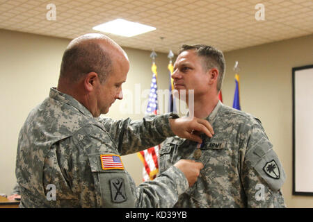 Maj.gen.Robert e. livingston jr., s.c. Adjutant General, Stifte Medaille des Soldaten für Heldentum auf Capt. Kyle Franklin, Kaplan, Sitz und die Konzernzentrale, 2-151 st Sicherheit und Unterstützung aviation Battalion, während einer Zeremonie Mai 3, 2015 at mcentire joint National Guard base. Franklin war für seine Heldentaten für das Extrahieren von zwei Personen aus einem brennenden Fahrzeug- und medizinische Hilfe für zwei andere, die in einem Kopf beteiligt waren - auf Kollision im Februar 9, 2013 anerkannt. (U.s. Army National Guard Foto von Sgt. Brad mincey/freigegeben) Stockfoto