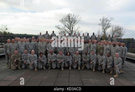 U.s. army command Sgt. maj. Robert brickley, command Sergeant Major, steht in der Mitte wählen Sie unteroffiziere in Führungsrollen in der s.c. Nationalgarde während der 2015 s.c. National Guard Führer bei der Soldat Institut zur Unterstützung von Fort Jackson, Kolumbien gehalten, s.c., Dec. 12, 2015. Die jährliche Versammlung bietet ein Forum für Führungskräfte aus der Feuerwehr auf die betriebliche Ebene in der Organisation Updates von wichtigen Mitarbeitern auf dem strategischen Plan und Projektionen für Missionen zu erhalten, sowie über Ausbildung und Einsatzbereitschaft. (U.s. Army National Guard Foto von Lt.Col.cindi König/ Stockfoto