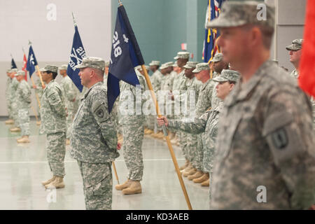 218 Führung Regiment des s.c. Army National Guard hielt seine Änderung der Befehl Zeremonie aug. 1, 2015, mccrady Training Center, der eastover, s.c., ausgehende Commander, U.S. Army col zu ehren. James r. Finley und eingehende Commander, U.S. Army Lt.Col. renita l. Berry. Lt.Col. Berry's Distinguished 28 Jahre militärische Karriere umfasst Bereitstellungen zur Unterstützung der Operation joint Guard, Bosnien und Operation joint Guardian, Kosovo. (U.s. Army National Guard Foto von Sgt. Brian Calhoun/freigegeben) Stockfoto