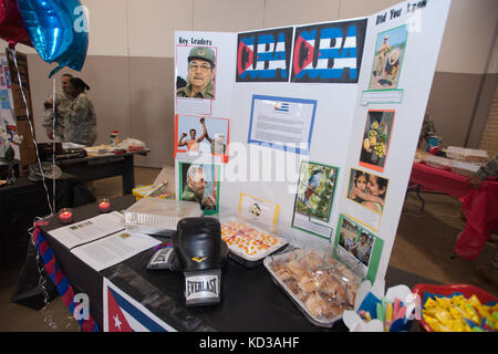 Us-Armee und Luftwaffe, South Carolina der Nationalgarde, nehmen an der Hispanic heritage Monat Feier von der Chancengleichheit Büro neben der Freiwilligen auf der Bluff Road Armory, Columbia gehostet, s.c., 26. September 2013. Die Feier mit Präsentationen und Lebensmittel aus einzelnen Ländern Lateinamerikas. (Us Air National Guard Foto: Staff Sgt. Jorge intriago/freigegeben) Stockfoto