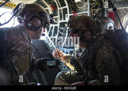 Us Air Force Tactical Air Control party, an die 165 Air Support Operations squadron zugeordnet, Georgia Air National Guard, Kommunikation mit Luftfahrzeugen festzustellen, während Carolina Thunder 14, Sep. 15, 2014 South Carolina National Guard, zusammen mit North Carolina, Georgia und Tennessee National Guard Einheiten durchgeführt Carolina Thunder 14, eine gemeinsame Übung, bei einem Bohrer Wochenende. mehr als 30 Flugzeuge nahmen an der Masse vom mcentire joint National Guard, der eastover, s.c. Einheiten durchgeführt in der Luft und am Boden bei den Savannah River site in Aiken, s.c. die s.c. Luft nat Stockfoto