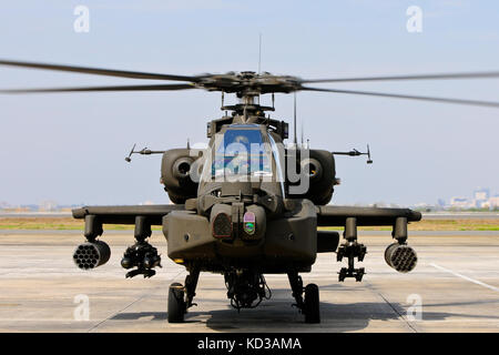Ein vom 151. Attentat auf die Aufklärung zugewiesener US-Armee AH-64D-Apaches, South Carolina Army National Guard, bereitet sich auf den Start auf der Naval Air Station Jacksonville, Florida, 11. März 2014 vor. Die Apachen sind in Jacksonville, um mit dem U.S. Navy Helicopter Anti Submarine Squadron 11 in Anti-Oberflächen-Kriegsführung und Kampf Such-und Rettungsaktionen zu trainieren. (USA Air National Guard Foto von Tech. Sgt. Jorge Intriago/Freigegeben) Stockfoto