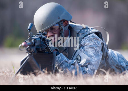 Officer Candidate School (OCS) Klasse 67 Kandidaten der 218 Regiment (LDR), South Carolina National Guard, Durchführung Taktik training Feb. 6, 2016, mccrady Training Center, der eastover, s.c., in Phase 2 auf ihrem Weg in ihre Zukunft die Inbetriebnahme. Die Kandidaten Training inklusive Überquerung eines Gefahrenbereichs und Reagieren zu kontaktieren. (U.s. Army National Guard Foto von Sgt. Brian Calhoun, 108 öffentliche Angelegenheiten det/freigegeben) Stockfoto