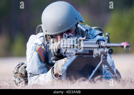 Officer Candidate School (OCS) Klasse 67 Kandidaten der 218 Regiment (LDR), South Carolina National Guard, Durchführung Taktik training Feb. 6, 2016, mccrady Training Center, der eastover, s.c., in Phase 2 auf ihrem Weg in ihre Zukunft die Inbetriebnahme. Die Kandidaten Training inklusive Überquerung eines Gefahrenbereichs und Reagieren zu kontaktieren. (U.s. Army National Guard Foto von Sgt. Brian Calhoun, 108 öffentliche Angelegenheiten det/freigegeben) Stockfoto