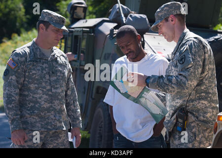 Us-Armee Sgt. brandon Stafford die 133 Military Police company in South Carolina Army National Guard bietet Unterstützung und Informationen zu David gipson von North Santee, s.c. während einer Gesundheit und Wohlfahrt prüfen 6. Oktober 2015. Die Gesundheit und das Wohlergehen der Kontrollen als Antwort auf weitverbreitete Überschwemmungen in der Region als Folge des schweren Regens waren. Die South Carolina National Guard mit Bundes-, Landes- und lokale Emergency Management Agenturen und Ersthelfern zusammengeschlossen. (U.s. Army National Guard Foto von Sgt. Brian Calhoun/freigegeben) Stockfoto