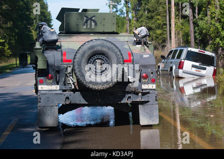 Soldaten, die 133 Military Police company in South Carolina Army National Guard bietet Hilfe und Traffic Control während einer Wiederherstellung des Fahrzeugs in Lee County, S.C. ÜLG zugewiesen. 6, 2015. die South Carolina National Guard mit Bundes-, Landes- und lokale Emergency Management Agenturen und Ersthelfer in Reaktion auf Hochwasser bedroht weite im Bereich zusammengeschlossen, um als Ergebnis der starken Regen. (U.s. Army National Guard Foto von Sgt. Brian Calhoun/freigegeben) Stockfoto