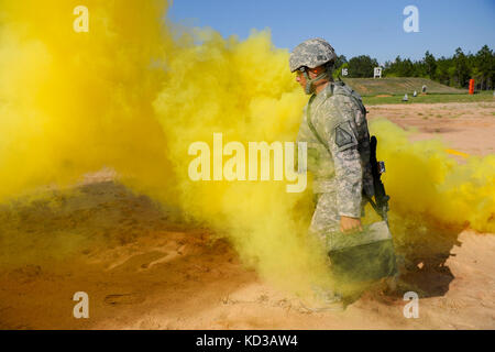 Us-Armee Sgt. nkosi Campbell, Recruiting und Retention, North Carolina Army National Guard, trägt Munition Dosen während ein Hindernis im Stress schießen, am Fort Jackson in der Region 3 am besten Krieger Konkurrenz an den mccrady Training Center, der eastover, s.c., 30. april 2013. Jedes der 10 Staaten und Gebiete in der Region 3 haben ein Soldat und ein noncommissioned Officer konkurrieren in der viertägigen Veranstaltung, die ihre soldatentum Fähigkeiten testen wird, 29. April bis 2. Mai. Der erste Platzsieger im nco und Soldaten Soldaten Kategorien in der National Guard bureau voraus, nationalen Wettbewerber Stockfoto
