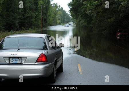 Den örtlichen Strafverfolgungsbehörden Monitor ändern Straßenzustand auf Landstraße 45, in der Nähe von Jamestown, s.c., bei Mengen von Niederschlag in Teilen von North und South Carolina, Oct. 5, 2015. (Foto von South Carolina Army National Guard Sgt. Josua s. Edwards). Stockfoto