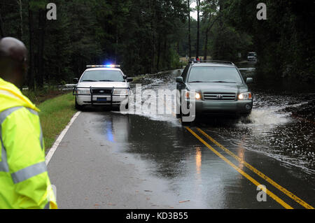 Den örtlichen Strafverfolgungsbehörden Monitor ändern Straßenzustand auf Landstraße 45, in der Nähe von Jamestown, s.c., bei Mengen von Niederschlag in Teilen von North und South Carolina, Oct. 5, 2015. (Foto von South Carolina Army National Guard Sgt. Josua s. Edwards). Stockfoto