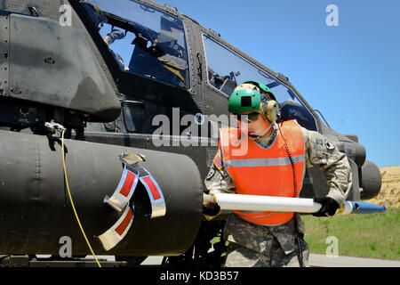 Us-Armee Sgt. Nathan Bloom, 15 y, ah-64d Rüstung/Elektrik/Avionik Mechaniker, für S.C.'s Army National Guard co.d, 1/151 Angriff reconnaissance Bataillon, lädt einen AH-64 Apache für die Bewaffnung und tanken Punkt mit einer Ausbildung Rakete an ft. Stewart, Ga., am 4. Mai 2014. Das Gerät in der Luft beteiligt ist-Ausbildung als Teil des jährlichen Trainings der Einheit. (U.s. Army National Guard Foto durch. Sgt. Brian Calhoun/freigegeben) Stockfoto