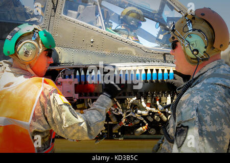 Us-Armee Sgt. Nathan Bloom, 15 y, ah-64d Rüstung/Elektrik/Avionik Mechaniker, für S.C.'s Army National Guard co.d, 1/151 Angriff reconnaissance Bataillon, und Pfc. justin Reavis, laden eine Ah 64 Apache mit 30 mm Munition an ft. Stewart, Ga., am 4. Mai 2014, bevor das Flugzeug fährt für schießwesen Übungen im Rahmen der jährlichen Schulung der Einheit. (U.s. Army National Guard Foto durch. Sgt. Brian Calhoun/freigegeben) Stockfoto