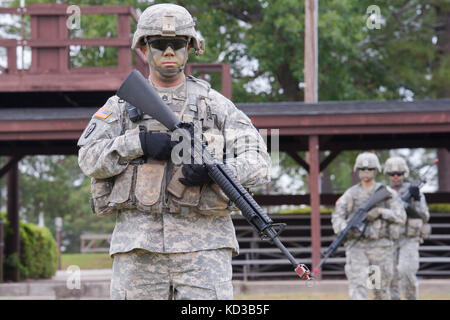 29 U.S. Army drill Sergeants zu 1-34 th Infanterie Regiment zugeordnet, die Teilnahme an einem simulierten Angriff auf Hilton Feld Fort Jackson, S.C. 13, 2015 Mai, um an einer simulierten feindlichen Position als Teil der Basic Combat Training Staffelung der Einheit Zeremonie erfassen und weiter Feier des Sieges Woche. Der drill Sergeants der Parade Feld angegriffen Nach dem Ankommen auf vier US-Army UH-60 Black Hawks, Firma a, 1-111 th General Aviation support Bataillons, s.c. Army National Guard zugeordnet. (U.s. Army National Guard Foto von Sgt. Brian Calhoun/freigegeben). Stockfoto