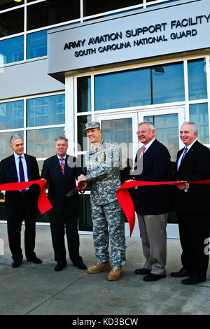 Us-Armee maj.gen. lester Eisner, stellvertretender Adjutant General für das South Carolina National Guard, schneidet die zeremoniellen Ribbon während der offiziellen Eröffnung der neuesten Südcarolina Army Aviation support Facility bei Donaldson Feld, Greenville, s.c., Feb. 19., 2014. die Teilnahme Eisner (von links) South Carolina US-Kongressabgeordneten trey Gowdy, South Carolina us-sen. Lindsey Graham, Greenville County Council Mitglied brig. gen. (Ret.) Butch kirven und dr. Keith Miller, Präsident von greenville Technical College. Die s.c. National Guard, in Partnerschaft mit den greenville Technical College und die s. Stockfoto