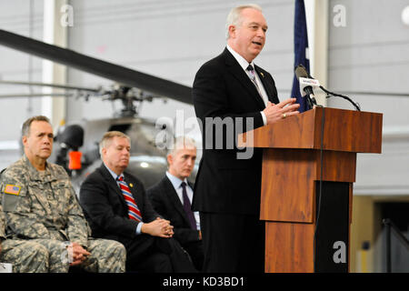 Dr. Keith Miller, Präsident von greenville Technical College, spricht für die Besucher vor dem Schneiden die zeremoniellen Ribbon während der offiziellen Eröffnung der neuesten Südcarolina Army Aviation support Facility bei Donaldson Feld, Greenville, s.c., Feb. 19., 2014., Miller maj.gen. lester Eisner, stellvertretender Adjutant General für das South Carolina Army National Guard, South Carolina US-Kongressabgeordneten trey Gowdy, South Carolina us-sen. Lindsey Graham, und Greenville County Council Mitglied brig. gen. (Ret.) Butch kirven. Die s.c. National Guard, in Partnerschaft mit den greenville Technical College Stockfoto