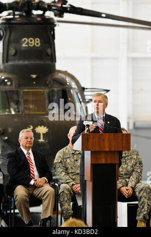 South Carolina us-sen. Lindsey Graham, spricht für die Besucher vor dem Schneiden die zeremoniellen Ribbon während der offiziellen Eröffnung der neuesten Südcarolina Army Aviation support Facility bei Donaldson Feld, Greenville, s.c., Feb. 19., 2014., Sen. Graham sind Maj.gen. lester Eisner, stellvertretender Adjutant General für das South Carolina Army National Guard, South Carolina US-Kongressabgeordneten trey Gowdy, Greenville County Council Mitglied brig. gen. (Ret.) Butch kirven und dr. Keith Miller, Präsident von greenville Technical College. Die s.c. National Guard, in Partnerschaft mit den Greenville technische c Stockfoto