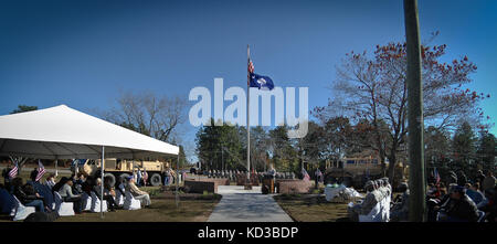 Mitglieder der South Carolina National Guard zusammen mit Familie und Freunden melden Sie Soldaten aus dem 1221St route Spiel Company, s.c. Army National Guard, bei einer Feierstunde für das 1221St gefallenen Soldaten Denkmal an der graniteville Waffenkammer in Graniteville, South Carolina, Dec. 5, 2015. Das Memorial ist zu drei gefallenen Kameraden aus dem 1221St Ingenieure, die im Kampf getötet wurden, U.S. Army Staff Sgt. willie Harley, U.S. Army Sgt. Luther "wird" rabon jr., US Marine Corps Cpl. Matthew Dillon, der in der Einheit, die in 2004 gedient. (U.s. Army National Guard Foto von Personal Stockfoto