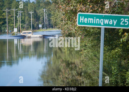 Soldaten, die dem zugeordnet 218 Manöver Verbesserung Brigade (Meb), s.c. Army National Guard, Reisen auf einem Abschnitt der s.c. Highway 41 in Andrews, S.C. okt. 11, 2015 zu einer Verkehrskontrolle Punkt. Die South Carolina National Guard aktiviert wurde und County Emergency Management Agenturen und lokalen Ersthelfer als historische Hochwasser zu unterstützen Auswirkungen Grafschaften national. Derzeit mehr als 3.000 Südcarolina Mitglieder des nationalen Schutzes in Reaktion auf die Überschwemmungen aktiviert wurden. (U.s. Army National Guard Foto von Sgt. Brian Calhoun/freigegeben) Stockfoto