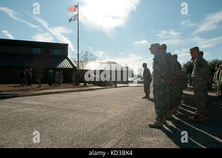 Timmonsville, s.c.--South Carolina Army National Guard, 133 Military Police Company aus timmonsville, s.c., ehren die drei Soldaten, die ihr Leben Juni 20, 2012 verloren, während die Bereitstellung der Provinz Khost, Afghanistan, vor der Gedenkstätte Einweihung jan. 4, 2013 außerhalb ihrer Waffenkammer. (National Guard Foto: Staff Sgt. tracci dorgan-freigegeben) Stockfoto