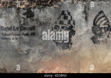 Graffiti in Kathmandu an einer unebenen Zementwand Stockfoto