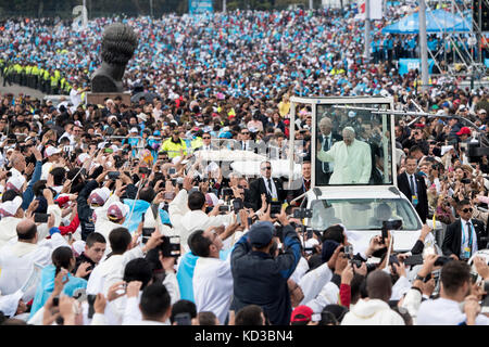 Papst Franziskus winkt den Gläubigen, als er ankommt, um eine Freilichtmesse im Simon Bolivar Park in Bogota, Kolumbien zu führen. NUR REDAKTIONELLE VERWENDUNG. NICHT ZUM VERKAUF FÜR MARKETING- ODER WERBEKAMPAGNEN. Mit: Pope Francis Where: Bogota, Kolumbien Wann: 07. Sep 2017 Kredit: IPA/WENN.com ***Nur für die Veröffentlichung in Großbritannien, USA, Deutschland, Österreich erhältlich Stockfoto