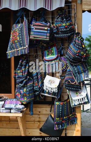 Traditionelle bunte handgemachte Taschen auf den Markt Stockfoto