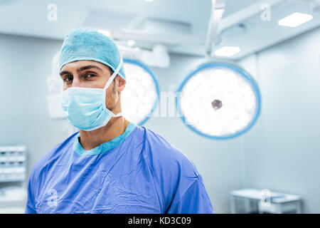 Portrait von medizinischen Fachmann tragen chirurgische Masken und Peelings in Betrieb Theater. Chirurg bereit für den Einsatz im Krankenhaus. Stockfoto