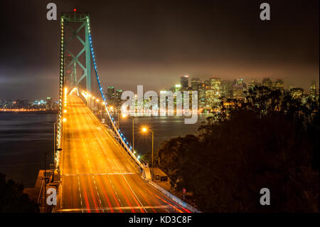 Bay Bridge und Skyline von San Francisco, Kalifornien, USA bei Nacht, von Yerba Buena Island aus gesehen Stockfoto