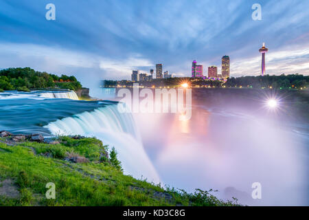 Niagarafälle bei Sonnenuntergang, aufgenommen in New York USA mit Blick auf Ontario Kanada Stockfoto