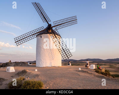 Consuegra, Spanien - 29. Juli 2017: Windmühlen (molinos) in Consuegra, Provinz Toledo, Kastilien-La Mancha, Spanien, bei Sonnenuntergang. Stockfoto