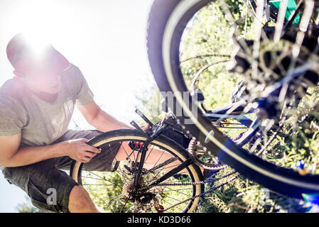 Die Teilnehmer der jährlichen camp von Fahrrad Konstruktoren während der Bike Rally in den Karpaten und Transkarpatien, Ukraine Am 1. - 11. August 2017. Die Teilnehmer nahmen an der Kundgebung auf ihre selbst konstruierten Fahrzeugen. Es waren 8 Teilnehmer im Camp einschließlich der Vertreter der besetzten Republik Krim in diesem Jahr. Stockfoto