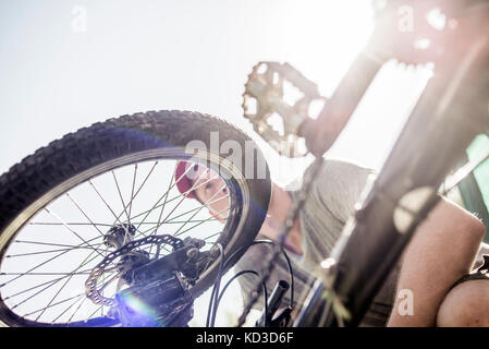 Die Teilnehmer der jährlichen camp von Fahrrad Konstruktoren während der Bike Rally in den Karpaten und Transkarpatien, Ukraine Am 1. - 11. August 2017. Die Teilnehmer nahmen an der Kundgebung auf ihre selbst konstruierten Fahrzeugen. Es waren 8 Teilnehmer im Camp einschließlich der Vertreter der besetzten Republik Krim in diesem Jahr. Stockfoto