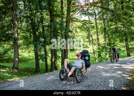 Die Teilnehmer der jährlichen camp von Fahrrad Konstruktoren während der Bike Rally in den Karpaten und Transkarpatien, Ukraine Am 1. - 11. August 2017. Die Teilnehmer nahmen an der Kundgebung auf ihre selbst konstruierten Fahrzeugen. Es waren 8 Teilnehmer im Camp einschließlich der Vertreter der besetzten Republik Krim in diesem Jahr. Stockfoto