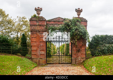 Eingang in den ummauerten Garten in Sandringham House, im Herbst. Stockfoto