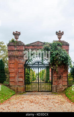 Eingang in den ummauerten Garten in Sandringham House, im Herbst. Stockfoto