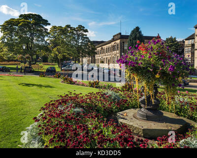 Crescent Gardens und dem Harrogate Borough Council Gebäude in Harrogate, North Yorkshire England Stockfoto