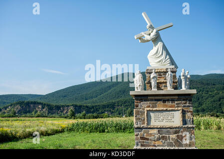 Statue von Jesus das Kreuz tragen und Khust, Gebiet Oblast, Ukraine Stockfoto