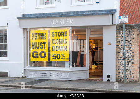 Niederlassung von Basler Frauen kleidung shop in Chichester mit einer Schließung Verkauf. Stockfoto