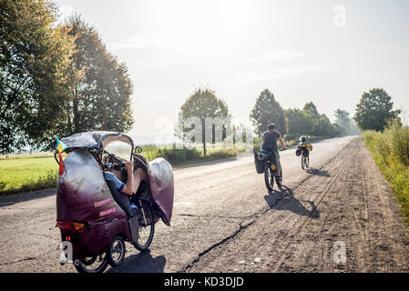 Die Teilnehmer der jährlichen camp von Fahrrad Konstruktoren während der Bike Rally in den Karpaten und Transkarpatien, Ukraine Am 1. - 11. August 2017. Die Teilnehmer an der Kundgebung auf sich nahm - Fahrzeugen. Es waren 8 Teilnehmer im Camp einschließlich der Vertreter der besetzten Republik Krim in diesem Jahr. Stockfoto