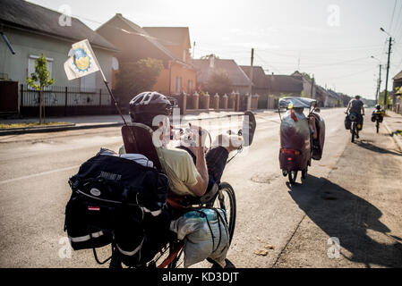 Die Teilnehmer der jährlichen camp von Fahrrad Konstruktoren während der Bike Rally in den Karpaten und Transkarpatien, Ukraine Am 1. - 11. August 2017. Die Teilnehmer an der Kundgebung auf sich nahm - Fahrzeugen. Es waren 8 Teilnehmer im Camp einschließlich der Vertreter der besetzten Republik Krim in diesem Jahr. Stockfoto