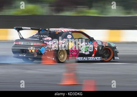 ISTANBUL, TÜRKEI - 29. JULI 2017: Dogukan Manco fährt Nissan 200SX S14 des Manco Teams im Apex Masters Turkish Drift Series Istanbul Race. Stockfoto