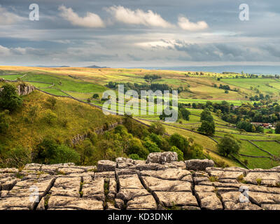 Blick über Malhamdale von Malham Cove Yorkshire Dales England Stockfoto