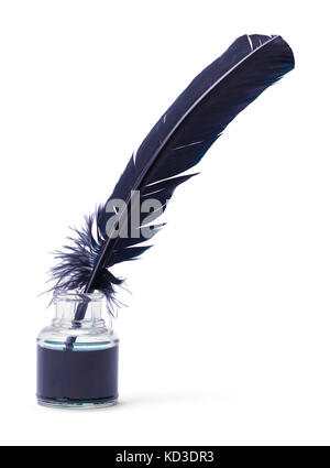 Schwarze Feder Feder in einem Glas Tinte jar auf einem weißen Hintergrund. Stockfoto