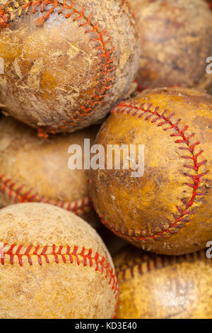 Mehrere alte Baseballs in einem Haufen getragen. Stockfoto