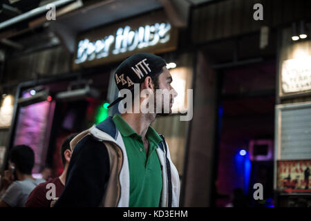 Le 18 Mai 2015 à Istanbul, Turquie, un jeune d'istanbul se ballade dans un quartier animé. Am 18. Mai 2015 in Istanbul, Türkei , ein junger istanbuler Zauberstab Stockfoto