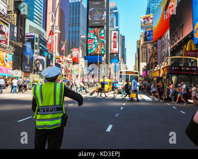 Der Polizist leitet den Verkehr an der Kreuzung in Time Square in Manhattan Stockfoto